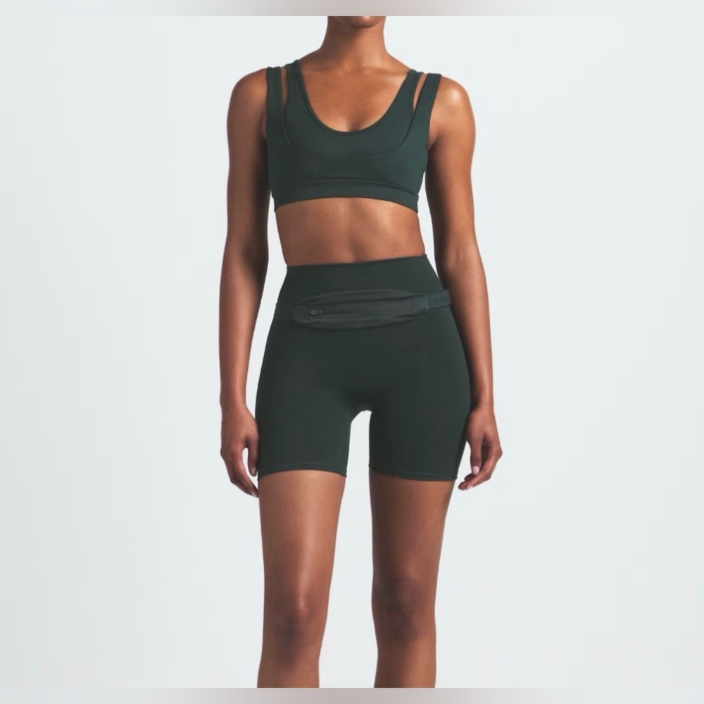 NikeSKIMS Matte
Women's Double-Strap Scoop Bra!